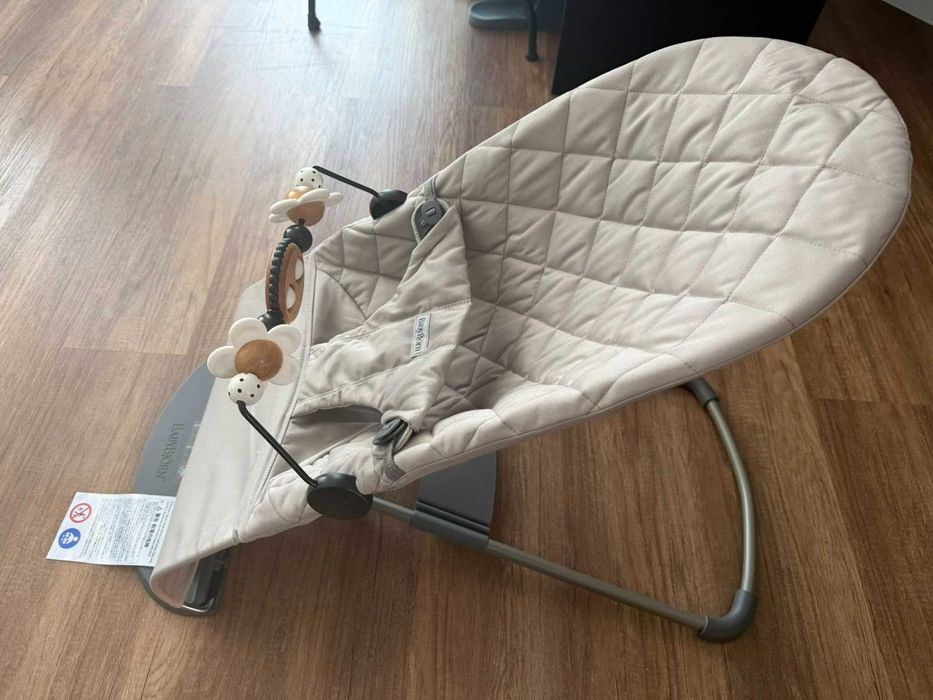 Бебешки шезлонг BabyBjorn Bliss + играчка