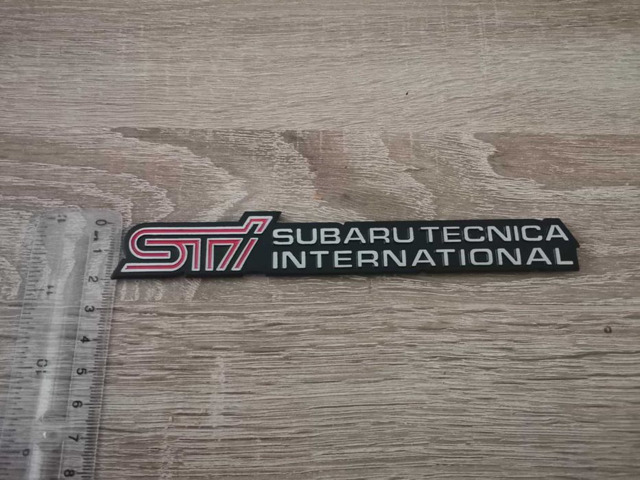 Subaru STI емблема черно с червено