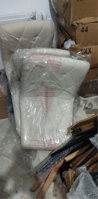 Vand scaune ! Pe culoarea alb si negru