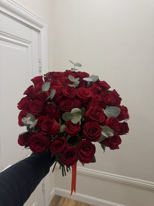 51 роза 50 см с эвкалиптом