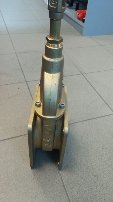 Robinet vidanja 5 toli flanșe ambele părți preț 1250 lei tva inclus se