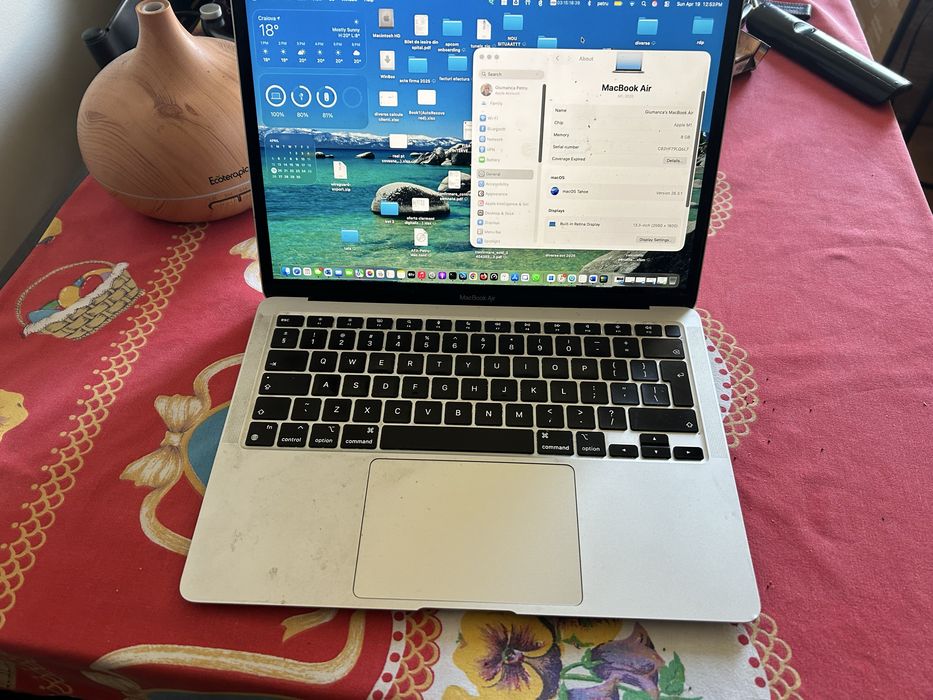 macbook air M1, intretinut in buna stare cu cateva zgarieturi fine pe carcasa