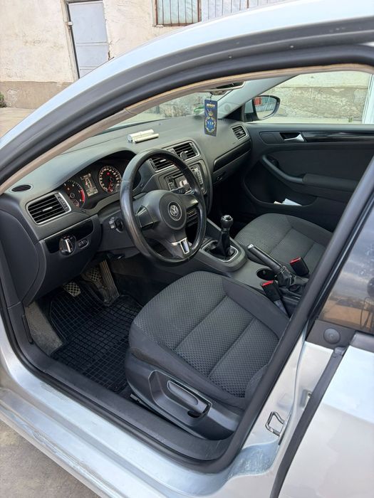 Vând volkswagen jetta