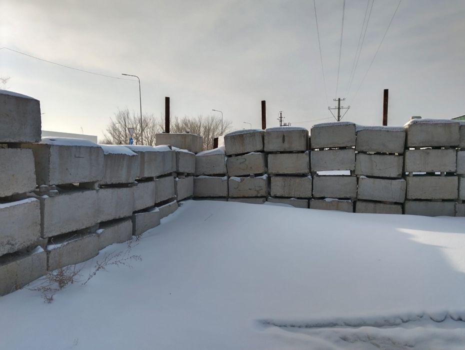 Продам фундаментные подушки 1м на 1м