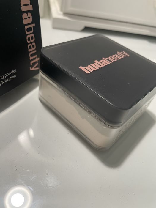 Huda beauty Пудра