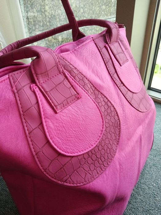 Много удобна дамска чанта, в която лесно ще съберете и ще откривате вс