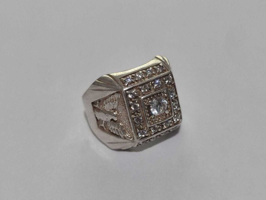 Красивое серебряное кольцо с камнем ЦИРКОН