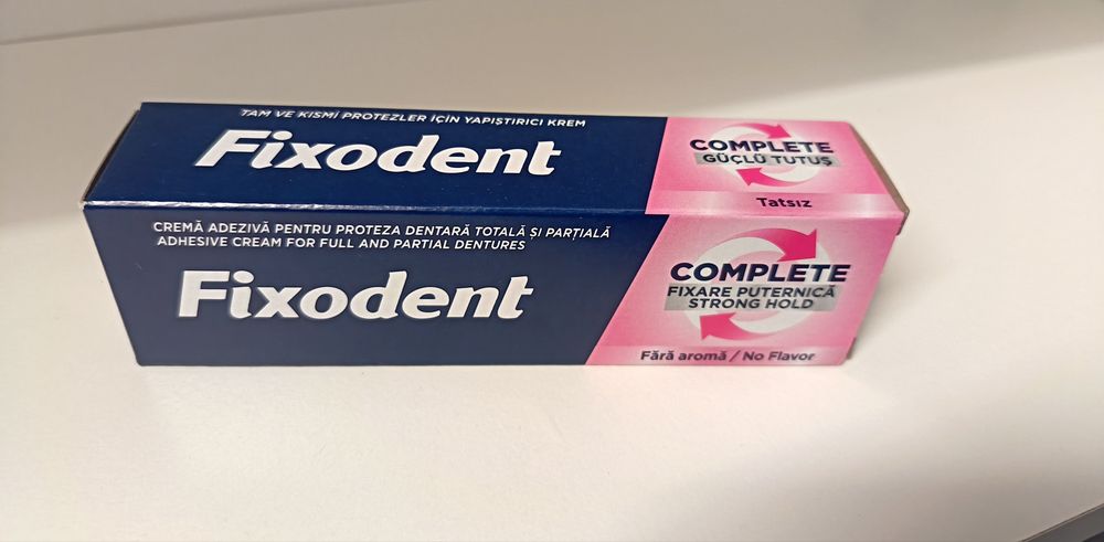 Cremă adezivă Fixodent