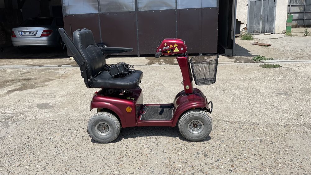 Скутер за трудно подвижни хора или инвалиди