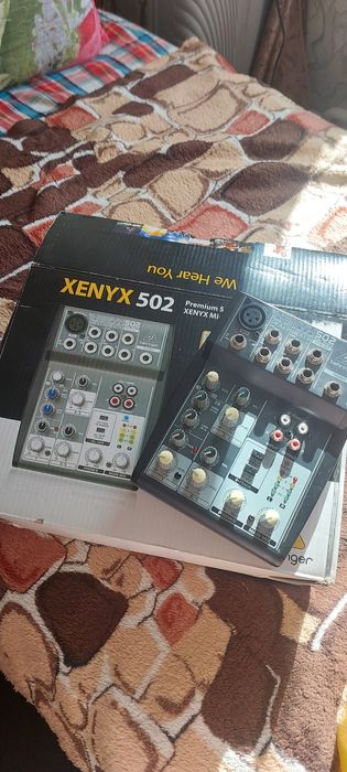 Микшерный пульт behringer