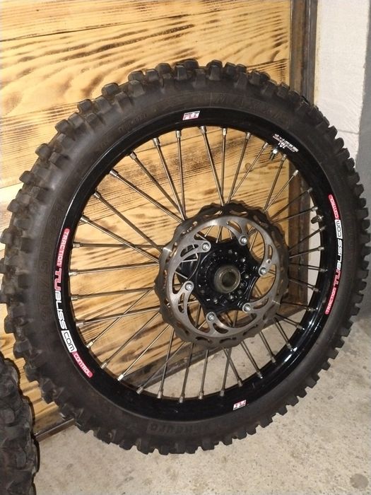 Vând set roti KTM  enduro/cross
Nu fac schimb nu vand separat 
Preț 2550 lei 
Mai ofer încă o guma de spate ca noua 
Detalii la Nr tel afișat în anunț