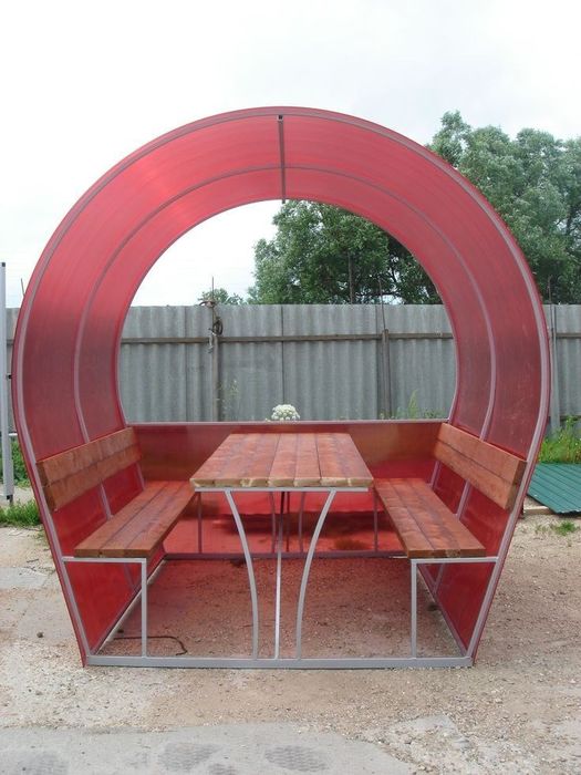 Скамейки и стол стуля