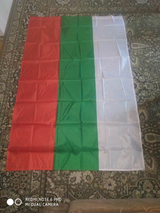 Знаме - трибагреник с размери 145/87 см.