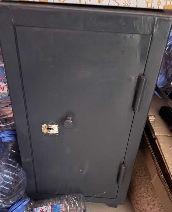 Продам сейфы металлический офисный 2 шт