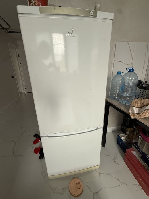 Холодильник Indesit