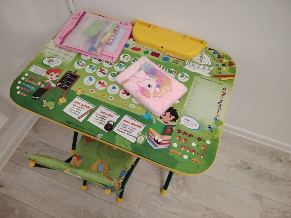 Продам детскую стол и стулья