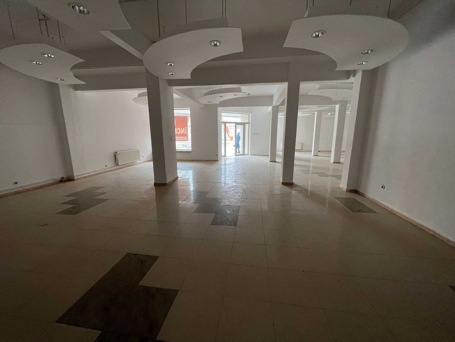 Inchiriez spatiu comercial 300m - Pietonal - sub fostul BRD