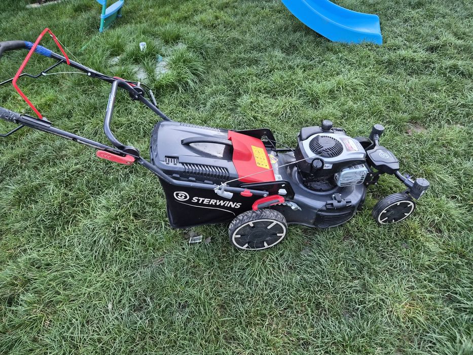 Mașină de tuns iarba