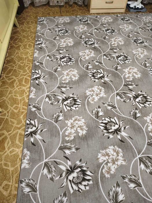 Продавам килим много запазен