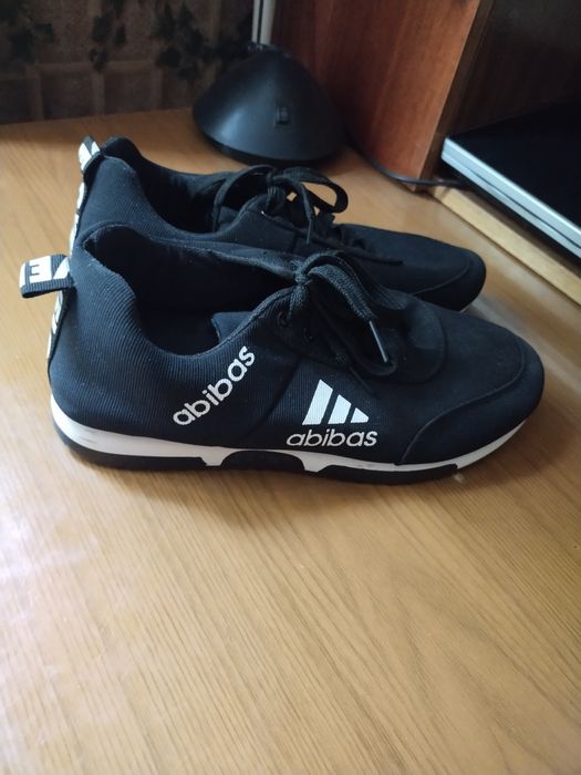 Продаем новые кроссовки