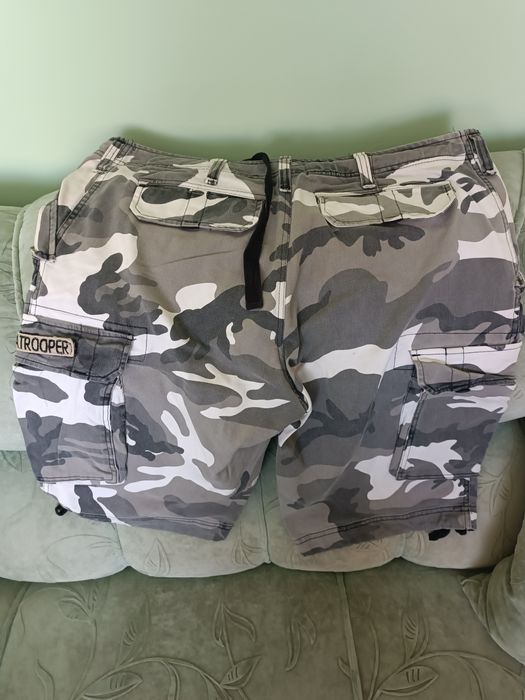 Камуфлажни къси панталони.