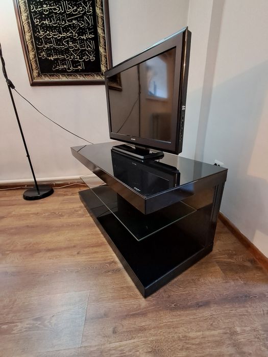 Телевизыр "Sony" маркалы, және түнгі үстел бірге сатылады. .