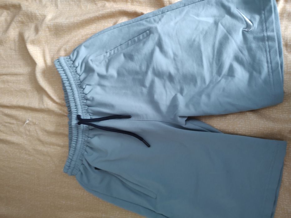 Vând pantaloni scurți nike