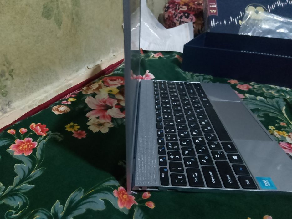 Intel noutbuk holati zo'r sichqoncha+klaviatura qushib beriladi