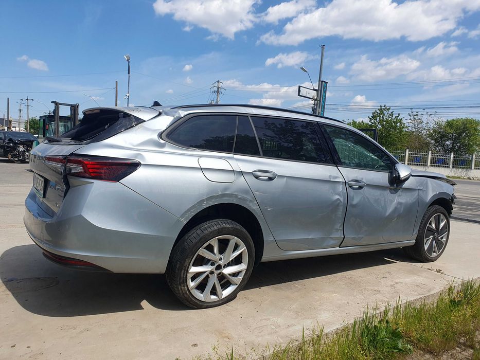 SKODA Superb 2.0 TSI, 265cp, AN 2025, Selection Combi, 4X4 - avariat