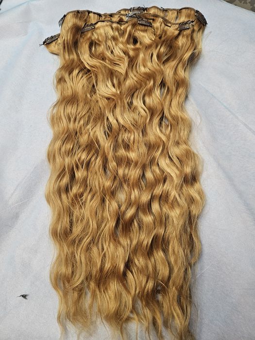 Естествено къдрава тъмно руса коса