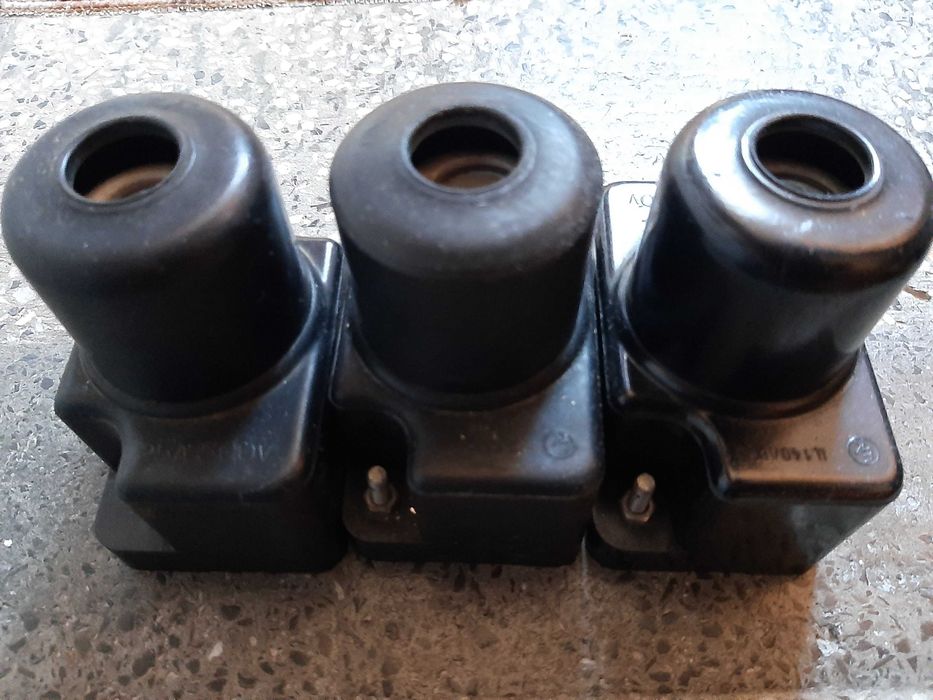 Панцер. Основи за предпазители (бушони) 25А и 63А - черни и бели.