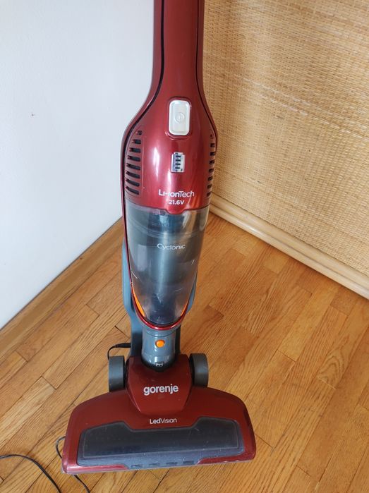 Продавам вертикална без кабелна прахосмукачка