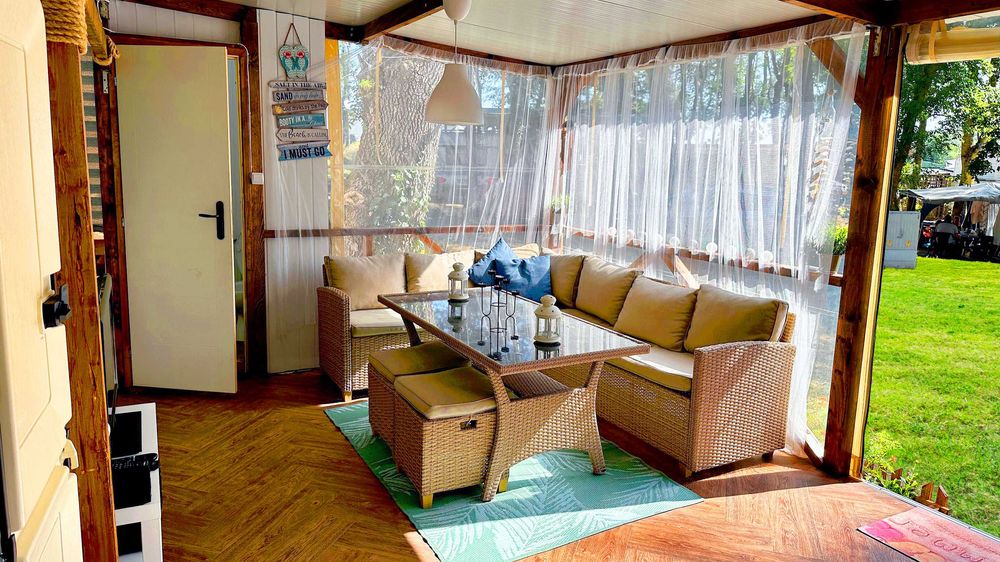 Продава се уютна каравана с веранда в къмпинг Атлиман край Китен