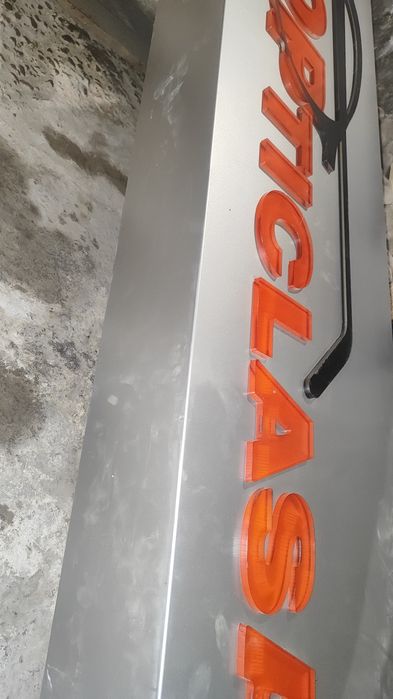 Светещи табели Opticlasa и Timeland  - идеално работещи.