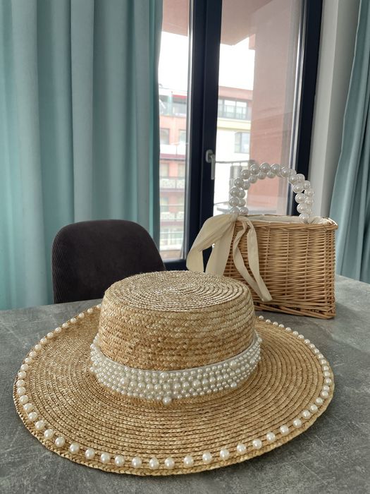 Сламена плажна шапка с декорация от перли