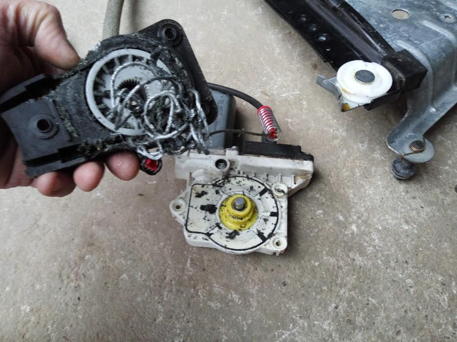 Mitsubishi Colt cabrio CZC macara geam 98031400AE0 98031401AF0