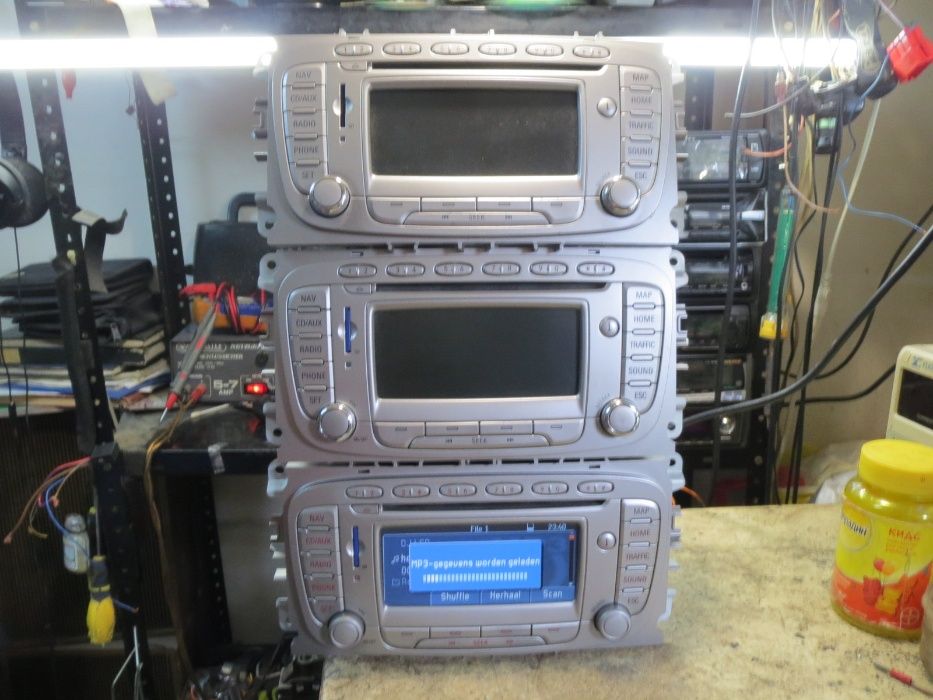 Продавам фабрични касетофони цд плеъри и навигации.