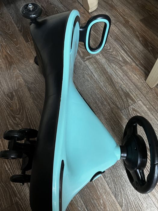 Продам детскую машинку толокар