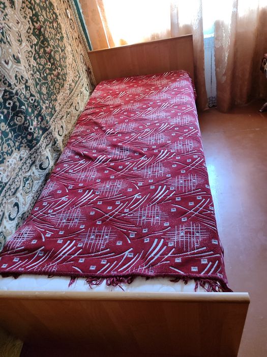 Кровать деревянная