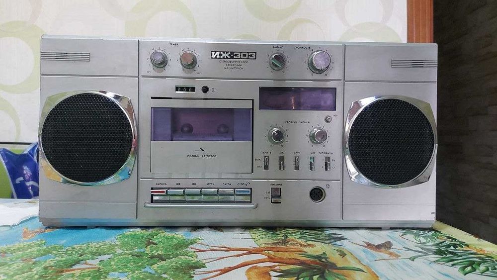 Продаётся магнитофон советский модель.Иж 303.