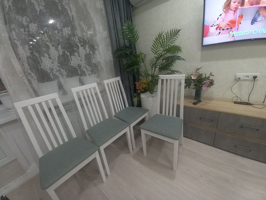 Стулья белые,дерев.