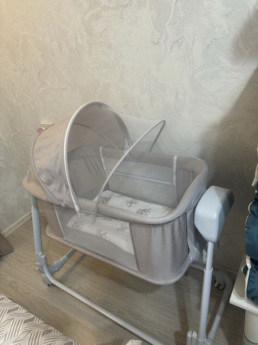 Стульчик деревянный и кровать детский