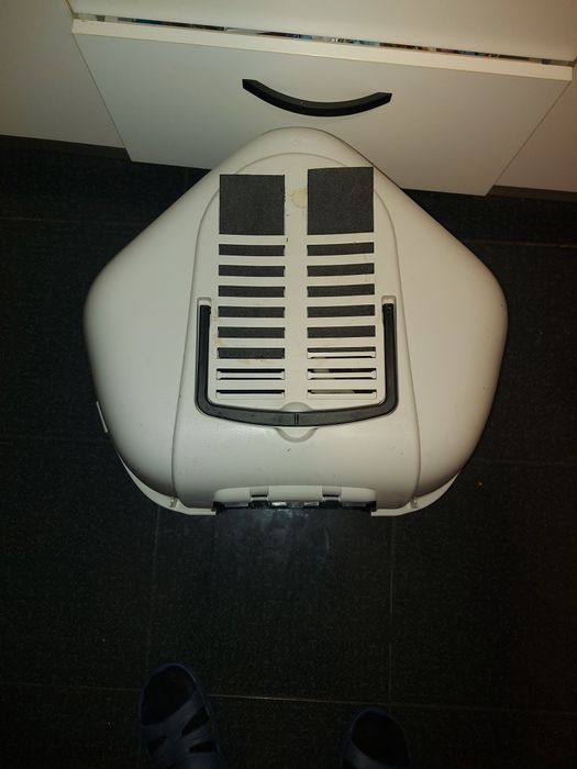 Litiera in colt pentru pisici