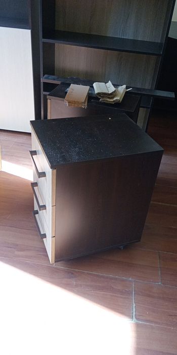 Продавам офис мебели