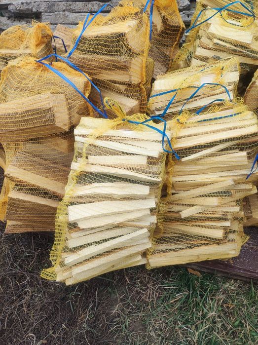 Дърва за огрев нарязани и нацепени и в чували