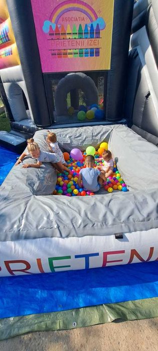 Castel gonflabil cu tobogan si piscina cu bile pentru cei mici