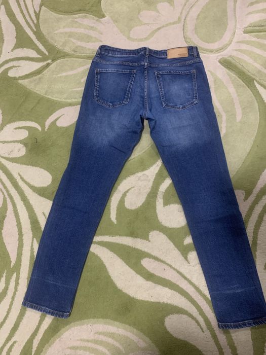 синие джинсы популярного бренда Pull & Bear.