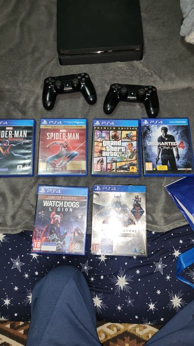 PS4 Slim 1TB + FC 25 & Crew Motorfest + 2 Manete