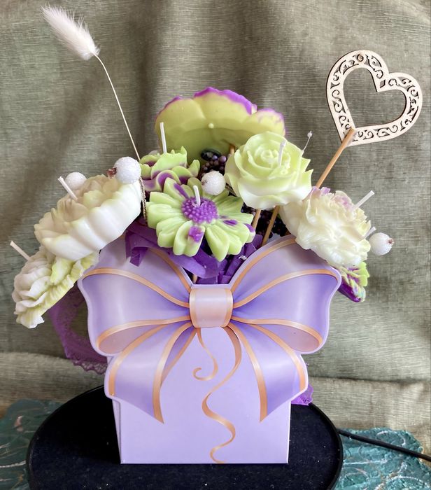 Луксозен букет от соеви  свещи в тюркоаз и бяло – ръчна изработка