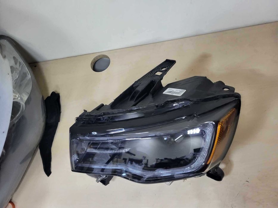 Ляв фар за Cherokee Wk2 USA lqv far чероки ксенон